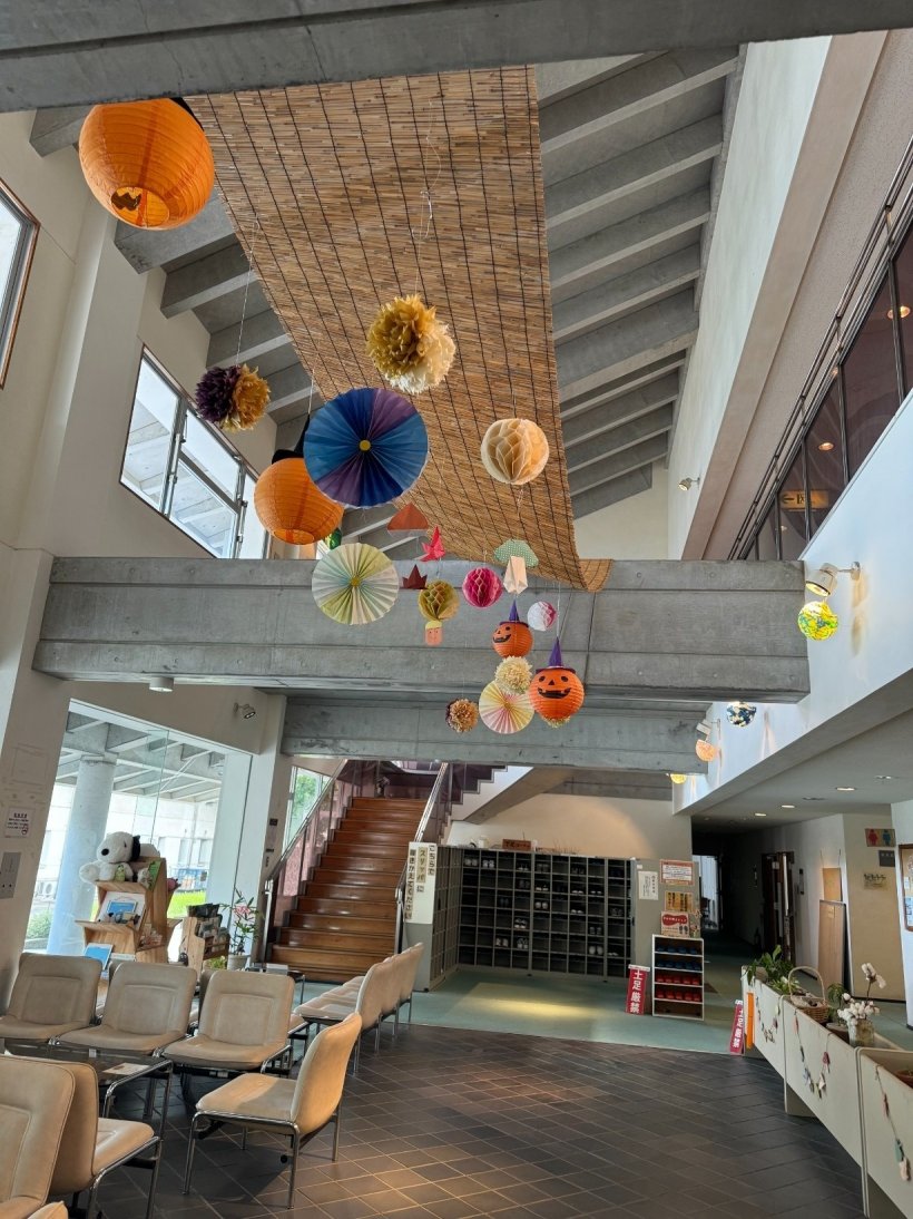 ロビーに吊るされた秋の飾り